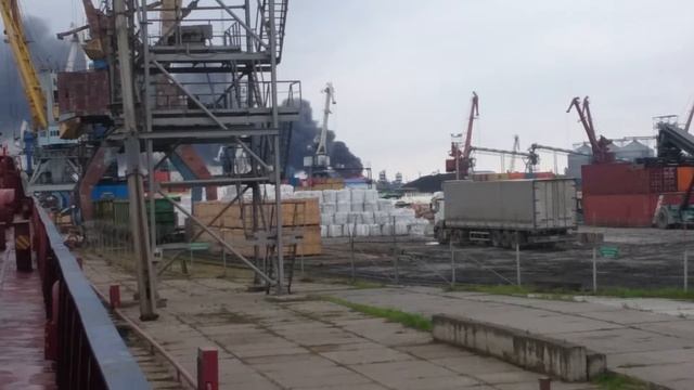 В Ростове на Дону на улице 1 Луговой перевернулись две цестерны с битумам