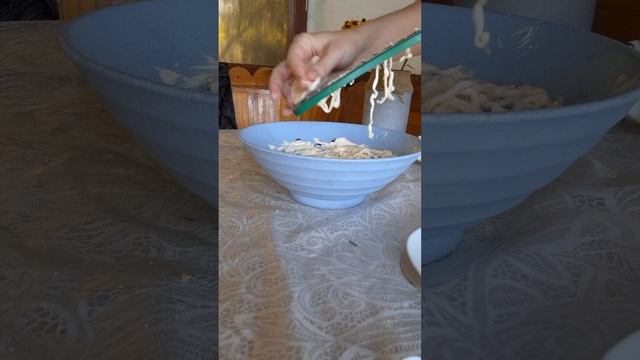 Салат с плавленным сырком и копчёным окорочком.