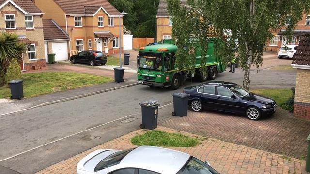Black Bin Lorry Garbage Day смотреть онлайн