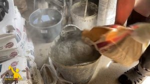 Заливаем стяжку под уклонам по маякам