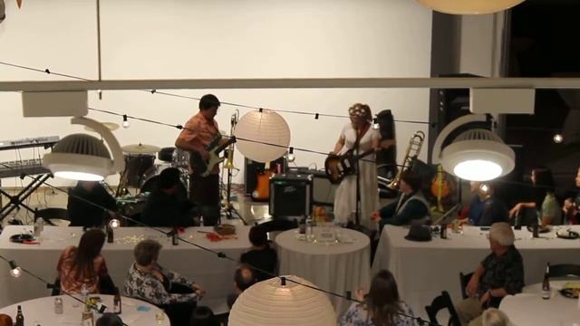 Bride v Goom (from the cheap seats) смотреть онлайн