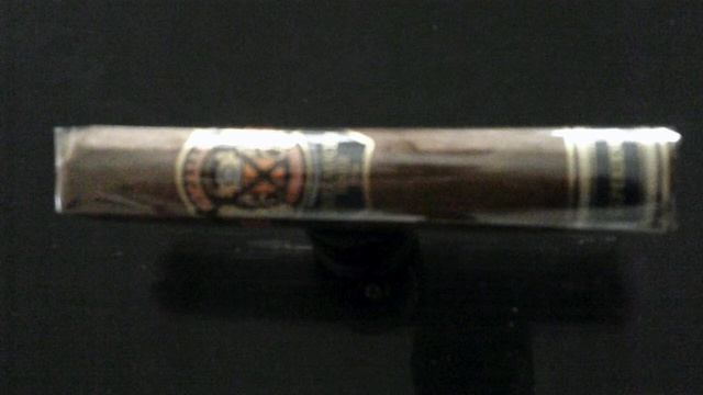 Vinnie talks Micallef Cigars and does a unwrapping of a five pack. смотреть онлайн