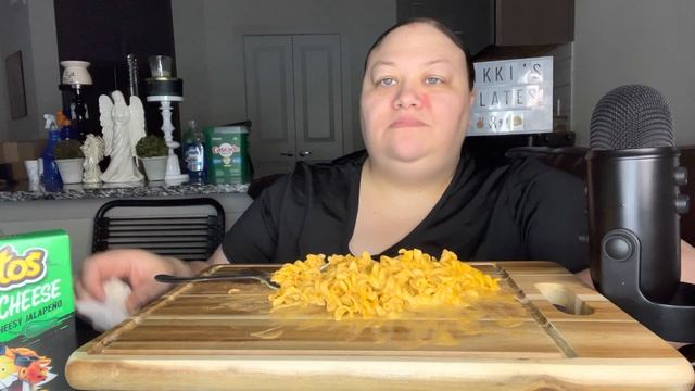 Cheetos Cheesy Jalapeño Mac n Cheese (Review) смотреть онлайн