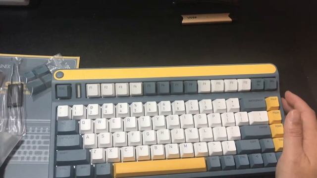 Unboxing iQunix A80 Mechanical Keyboard смотреть онлайн