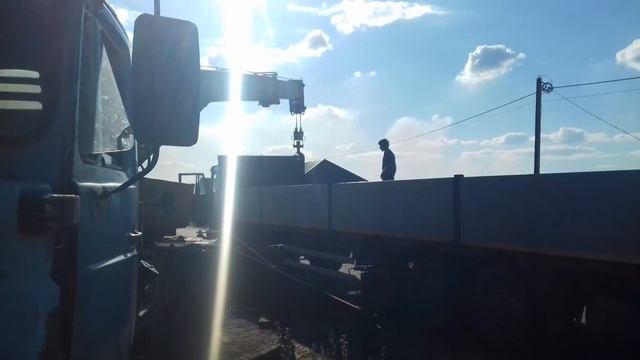 Разгружаем блоки из тягача маз. Смотрите описание смотреть онлайн