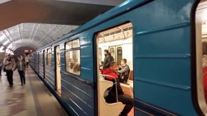 ЛЕГЕНДАРНЫЙ метропоезд Еж-3 на станции Белорусская
