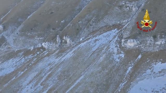 Terremoto Centro Italia, in volo sulla montagna squarciata: la spaccatura vista da vicino смотреть онлайн