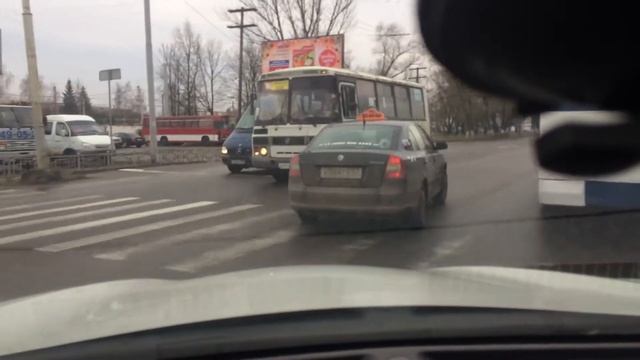 Маршрутка без поворотника выезжает на полосу, или короли дорог Орел смотреть онлайн