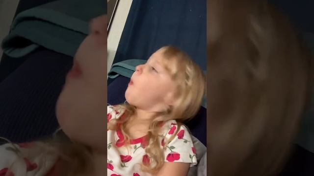 3 Year old Sam eating an apple смотреть онлайн