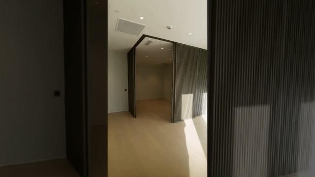 Раздвижная перегородка алюминий-стекло. Установка - скрытые рельс в потолок.