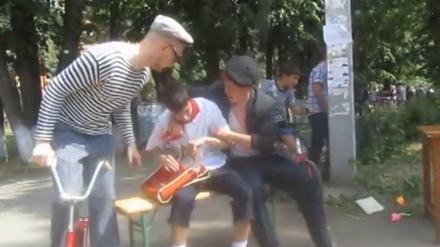 Советский двор: Хулиганы обижают пионера смотреть онлайн