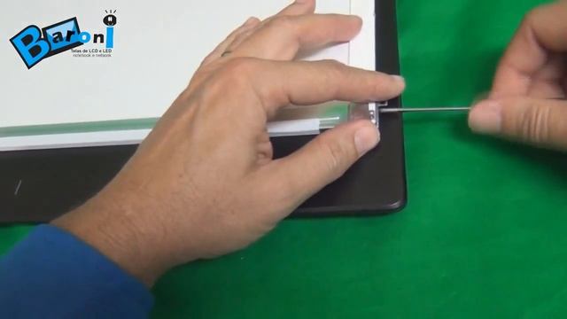 Baroni Telas ensina a trocar a tela do notebook Asus X551M. смотреть онлайн