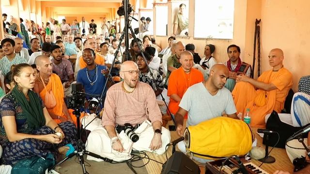 2024.10.19 храм Дауджи 04 Бада Хари прабху киртан смотреть онлайн