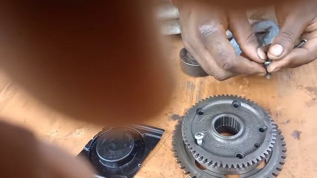 Piaggio Ape City BS6 One way clutch change part 2. - How to change the clutch on a Piaggio Ape City смотреть онлайн