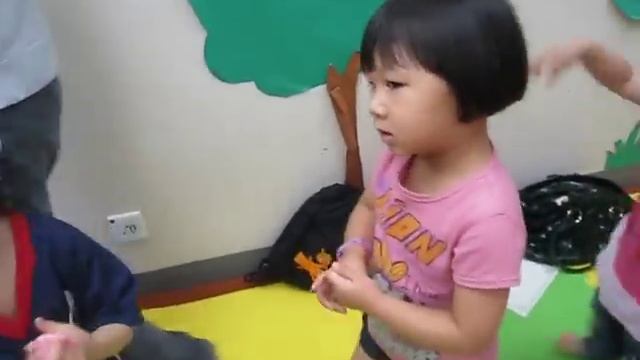 "Point to the window, door, floor...." musical class @Tom Lee (19Jun2010) смотреть онлайн
