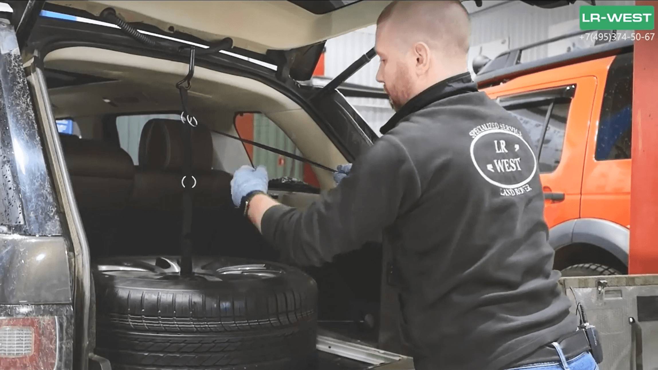 Замена запасного колеса на Рендж Ровер L405 смотреть онлайн