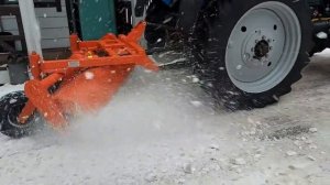 Удаление наката с дороги с помощью ледоскалывателя на тракторе МТЗ 82 Беларус