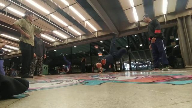 Fui treinar e rolou um Racha dos Bboys . Centro cultural vergueiro x Fortaleza смотреть онлайн
