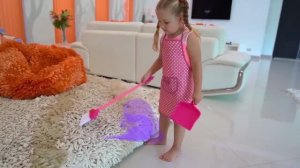 Диана и Рома - на Русском Диана помогает маме с уборкой