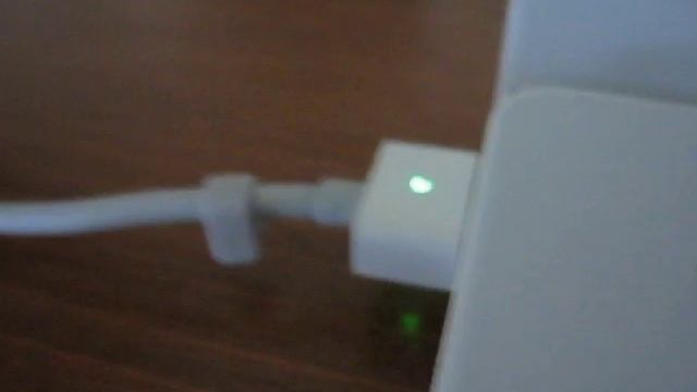 How to unplug an Apple MagSafe power adapter смотреть онлайн