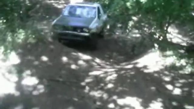 Isuzu Amigo '91 4x4 5-speed 34" mud tires crossing creek смотреть онлайн