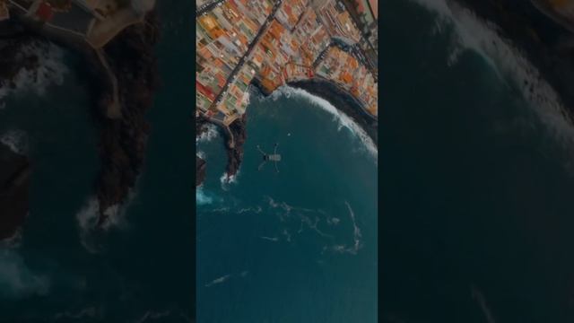 Хотели бы попробовать полетать на квадрокоптере ? Пишите в комментариях #djimavic #mavic3pro смотреть онлайн