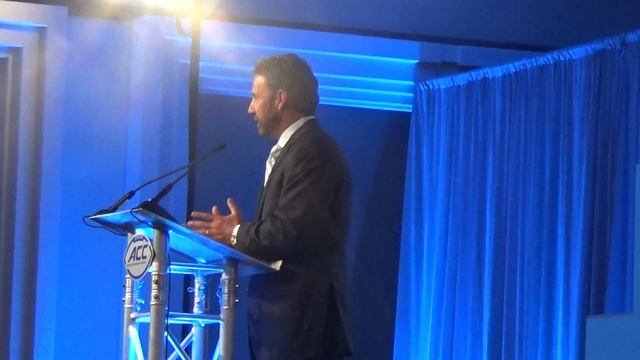 Larry Fedora At The Dais смотреть онлайн