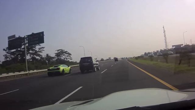 Following a Lamborghini LP570 SuperLeggera with a BMW M3 (E92) смотреть онлайн