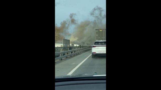Полыхающая фура и погибший водитель: смертельная авария произошла на Московском шоссе в Питере. смотреть онлайн