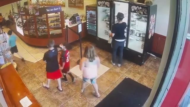 Man wearing fedora steals cake from Coldstone смотреть онлайн
