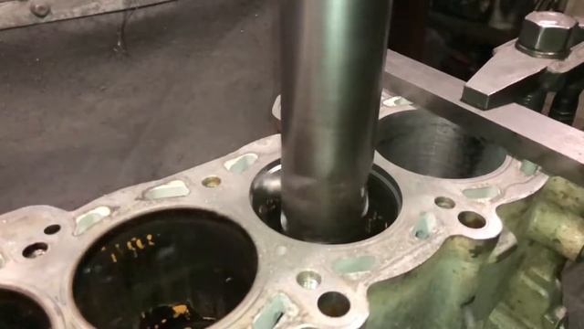 Процесс проточки цилиндра замедленное видео смотреть онлайн