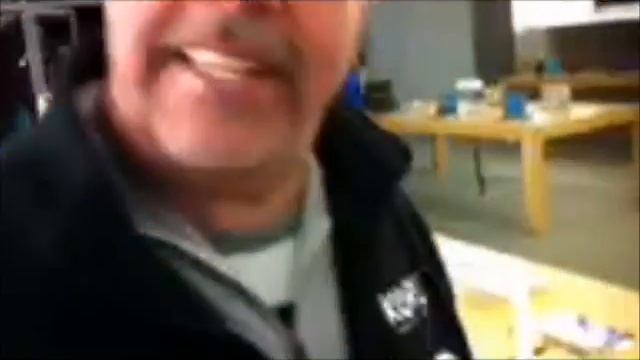 Bob Reports From Apple Store смотреть онлайн