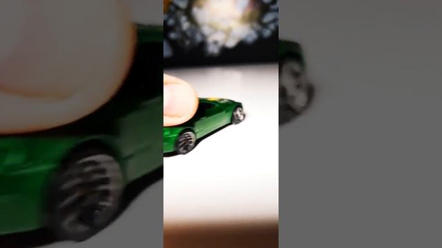 Aston Martin V8 Vantage Hot Wheels green/Yellow смотреть онлайн