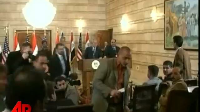 Raw Video: Iraqi Journalist Throws Shoe at Bush смотреть онлайн