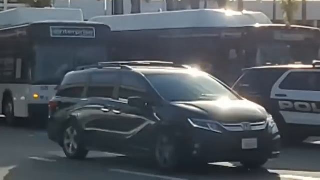 Update Enterprise bus driver Knife, Gun, Broken Shuttle Window Reported At Wild Road Rage Incident смотреть онлайн