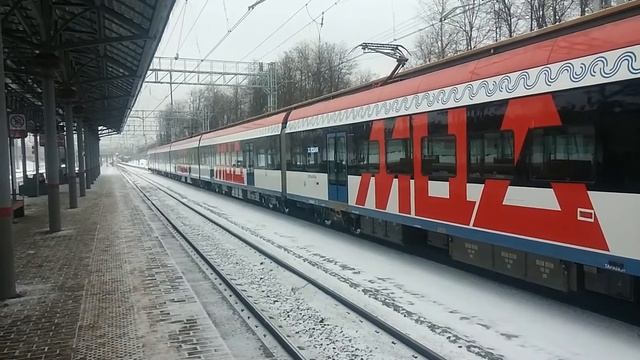 ЭП2Д-0011 Перекраска Наше Подмосковье и ЭГ2ТВ-027 Иволга 2.0 МЦД ЦППК На станции Рабочий Посёлок смотреть онлайн