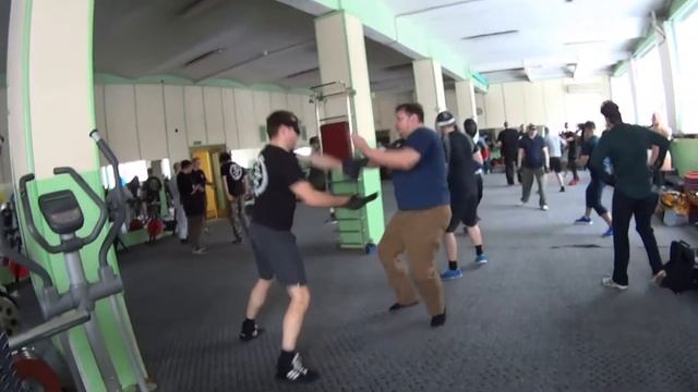 Уклон, захват за руку, и добивание в клинче. Ножевой бой. смотреть онлайн