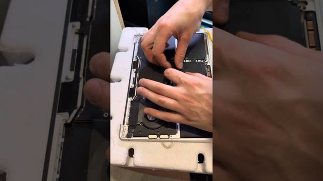 Как отклеить батарейку на MacBook Pro 13 A1708 без повреждения смотреть онлайн