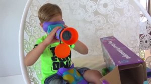Диана и Рома - на Русском Рома играет с игрушками для исследования