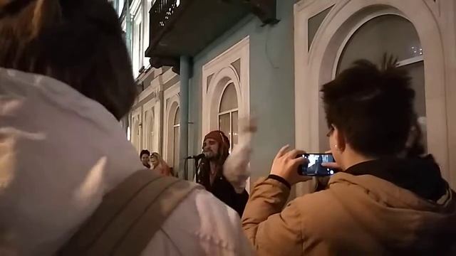 Джек Воробей зачитал реп на Невском смотреть онлайн