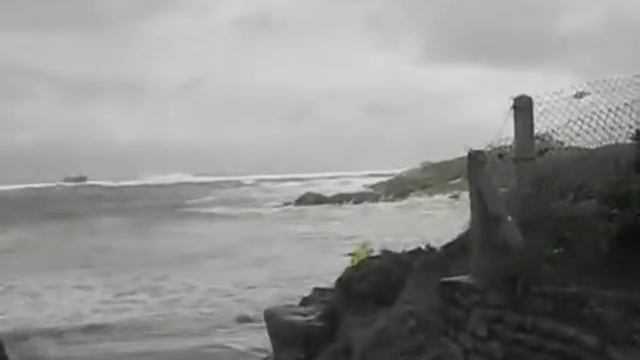 Damn Nature, you scary... Huge Wave Takes Out Family!! смотреть онлайн