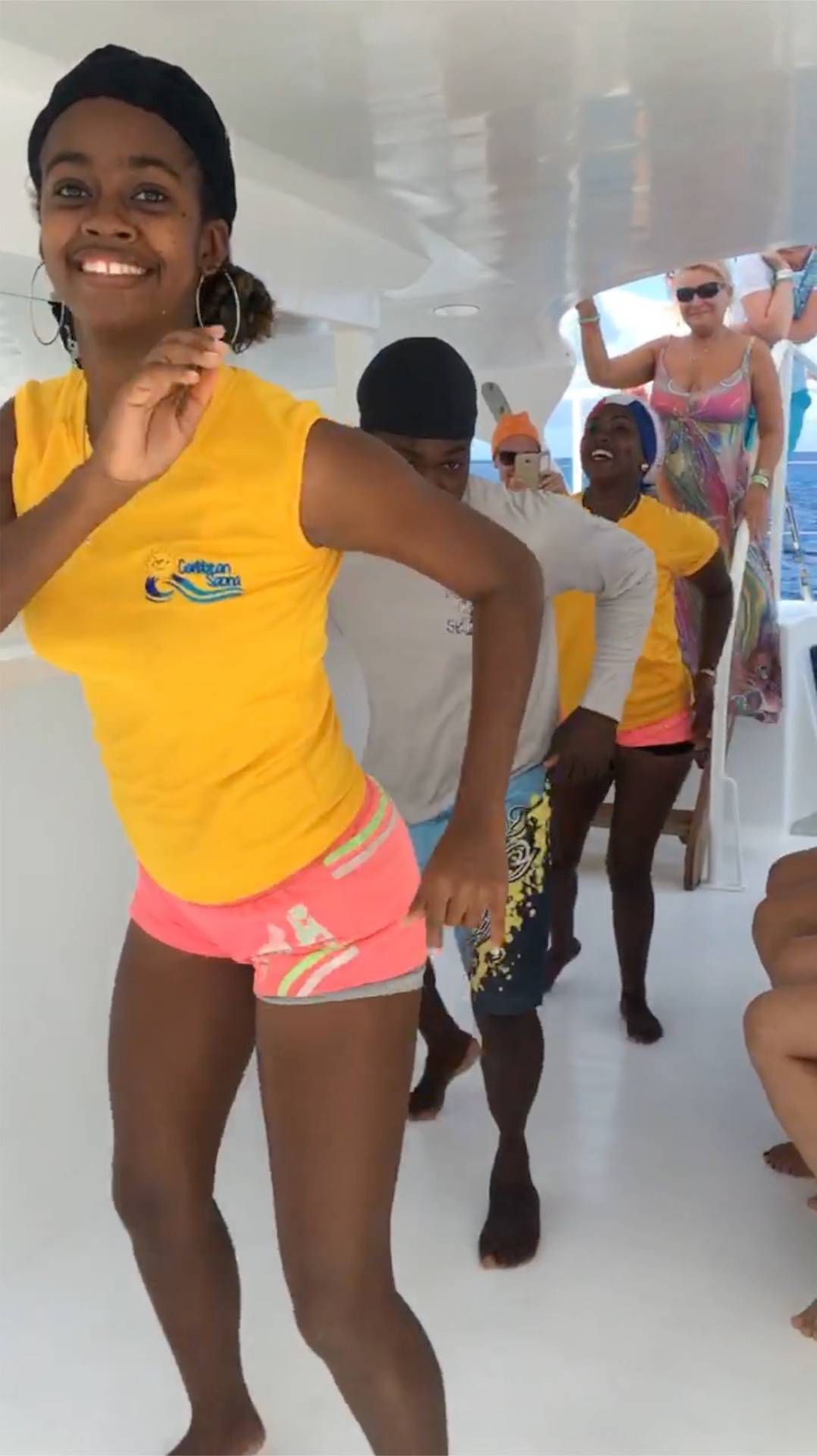 Доминикана зажигательно танцует смотреть онлайн