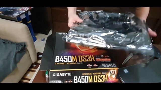Gigabyte b450M DS3H (unboxing) смотреть онлайн