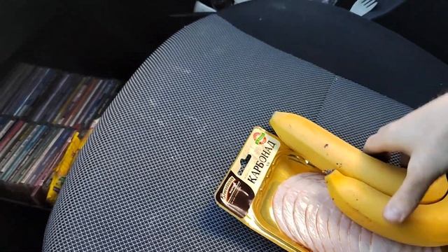 Затарился едой, иду есть в машину смотреть онлайн