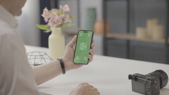 Free iPhone 14 pro Green screen footage 4k _ a business man boy holding using iPhone blank screen смотреть онлайн