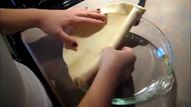 Apple Pie- Unrolling the dough смотреть онлайн