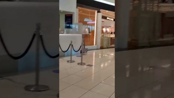 Dubai airport apple store