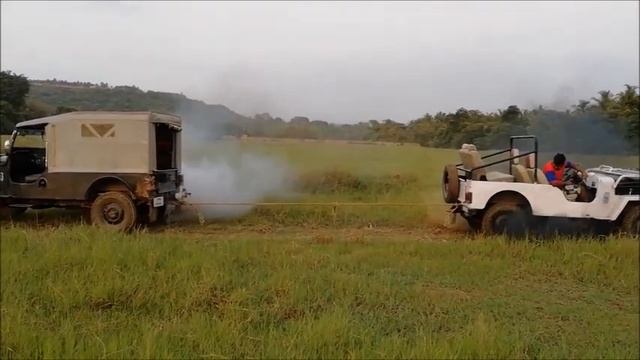 2WD Mahindra Jeep (1984) VS 4WD Mahindra Jeep (1983) смотреть онлайн