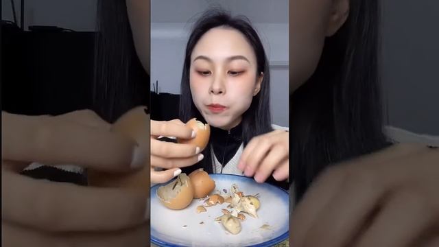 How Chinese Mom trick her kids to eat apples смотреть онлайн