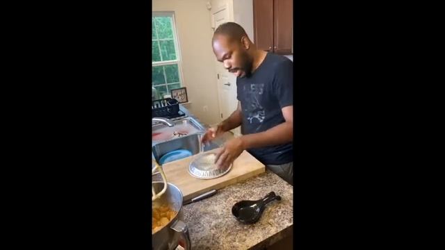Cooking With Derrick | Apple Pie смотреть онлайн